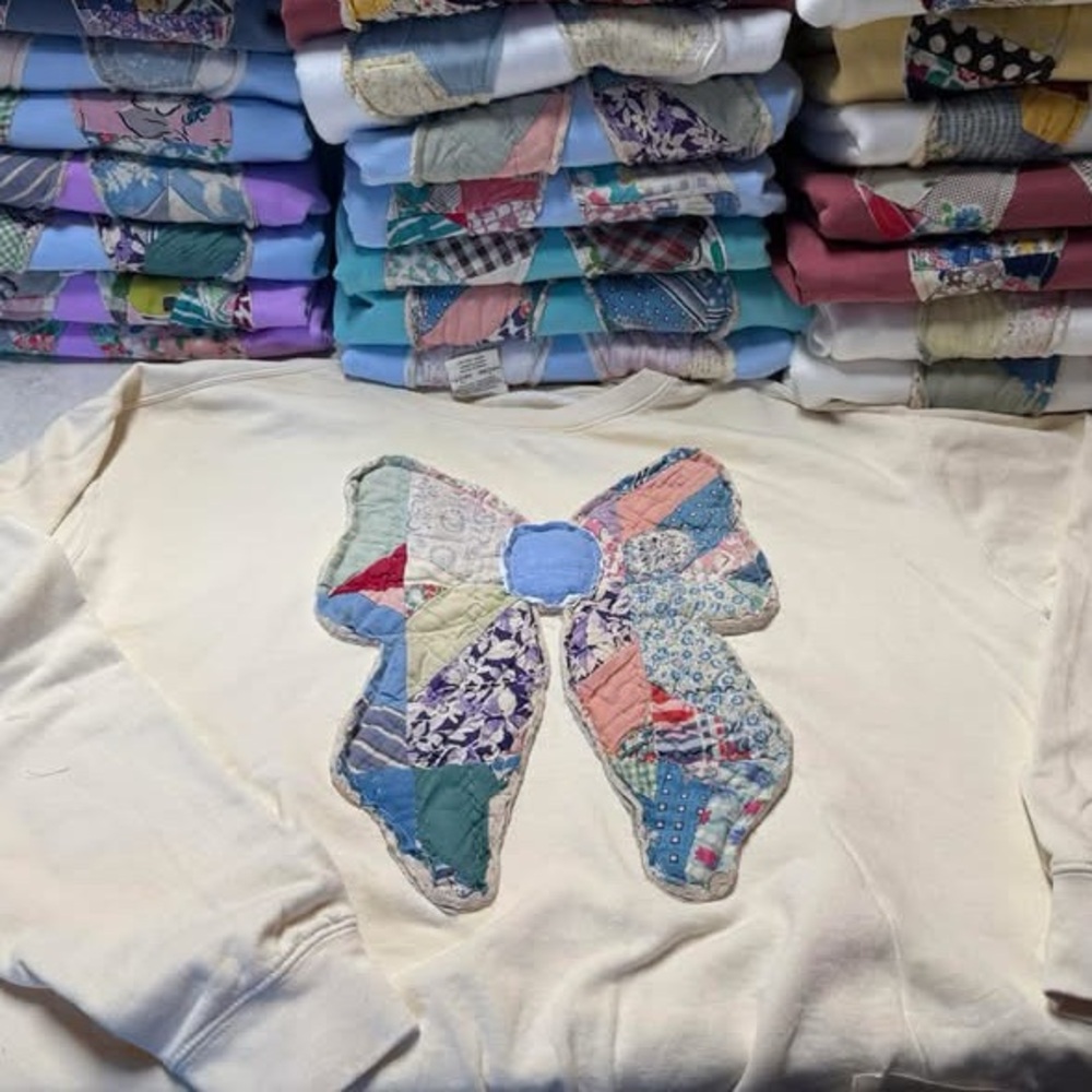 Comfort Color Sweatshirt with Quilt Bow Appliqué - Picture 1 of 1